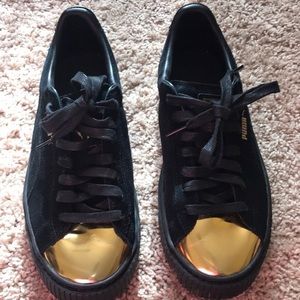 Rihanna fenty (gold & black) pumas